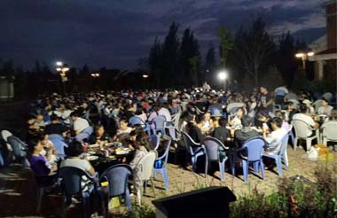 夜幕降臨，燒烤大趴開始！